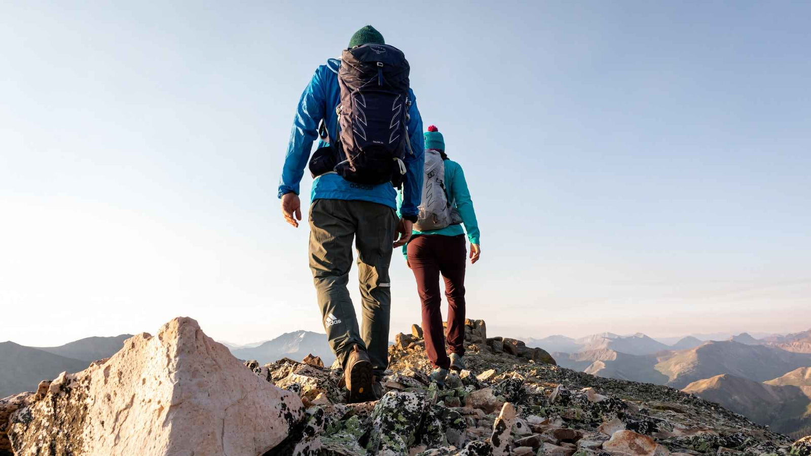 ¿Cómo empacar una mochila para montaña y que no te lastime la espalda?
